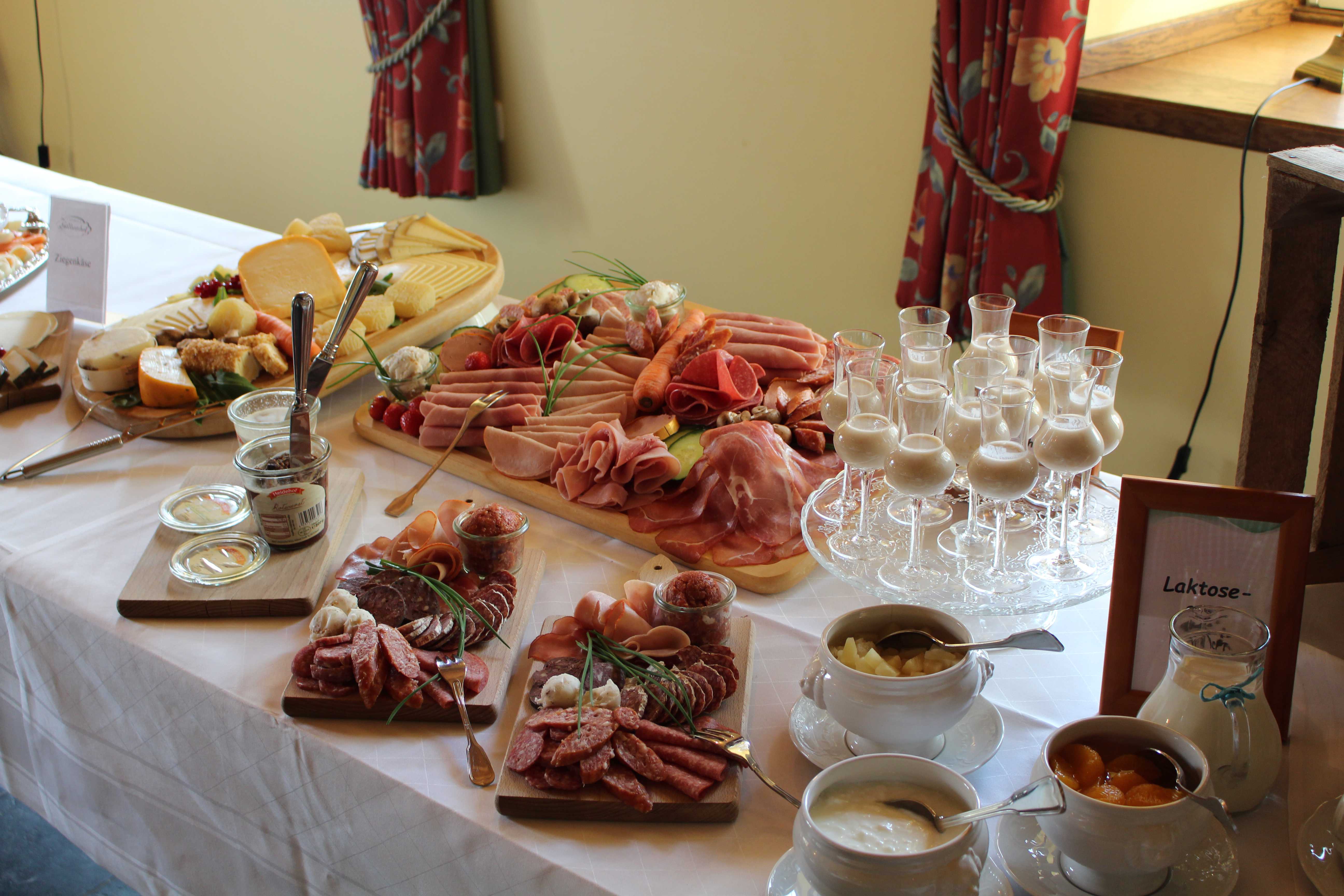 Speisesaal mit Buffet Hotel Landhaus Göddertzhof